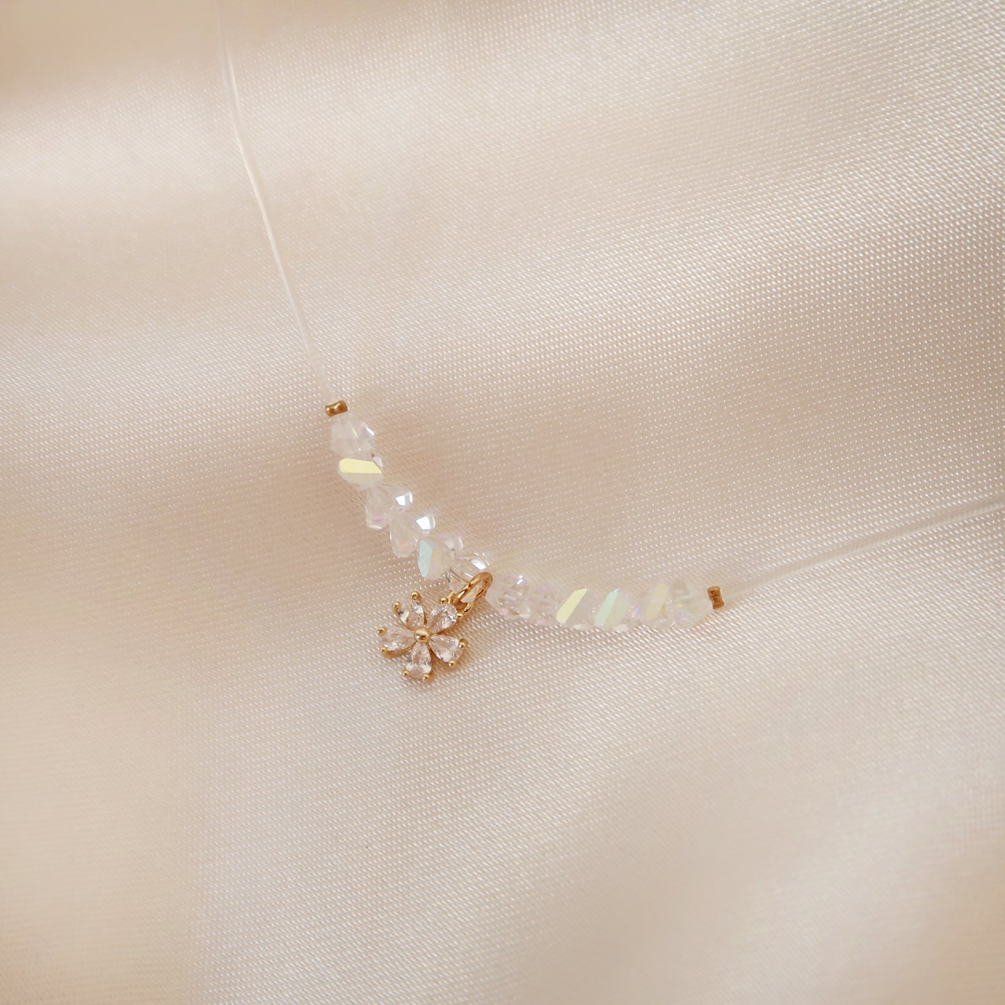 Колие Flowers на прозрачна кордa