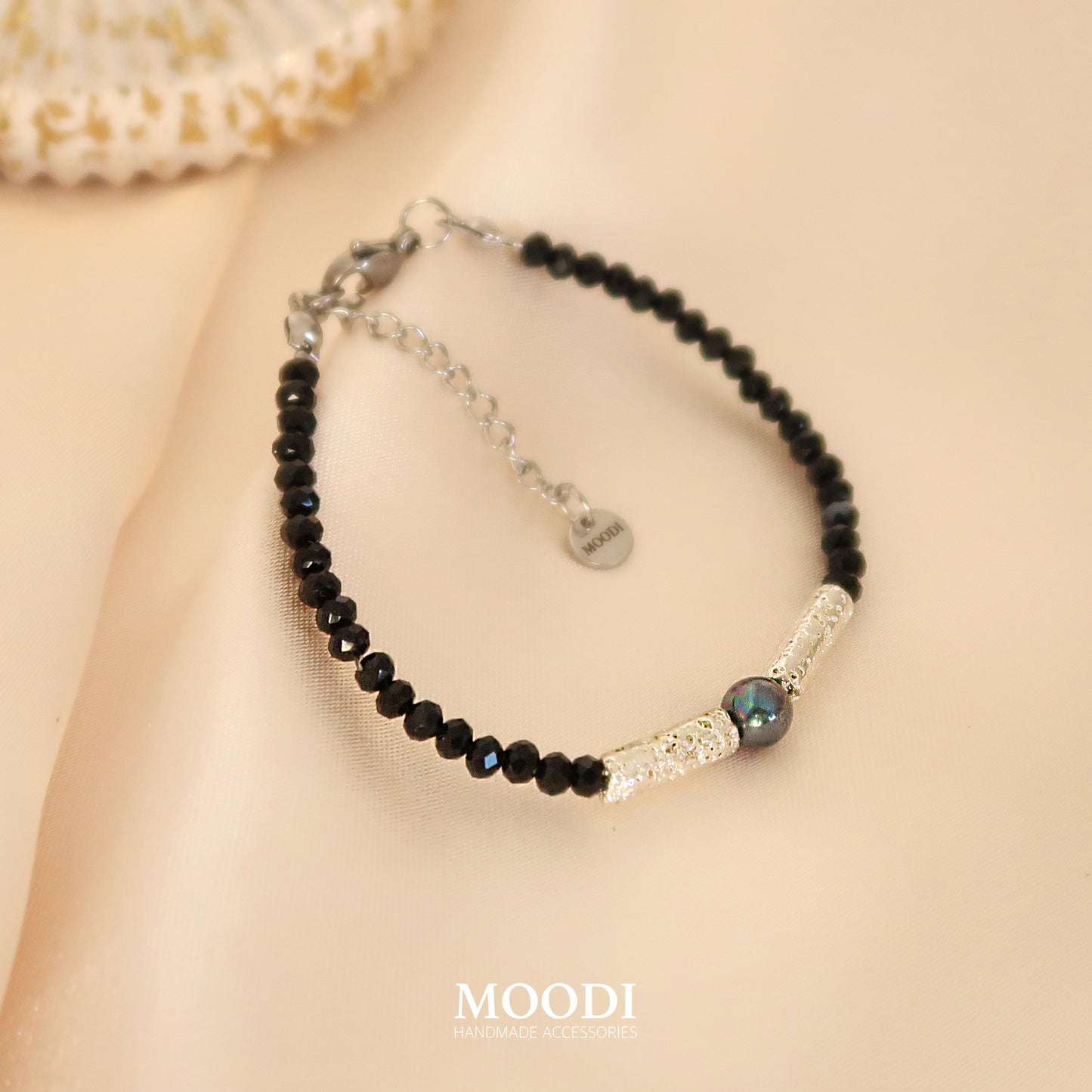 Гривна от Черен Турмалин и седеф