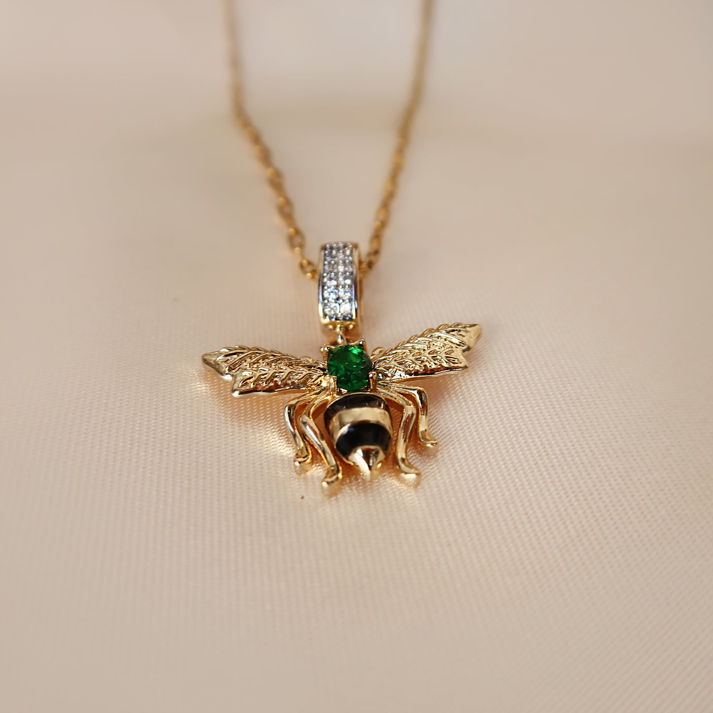 Колие "Bee" Green