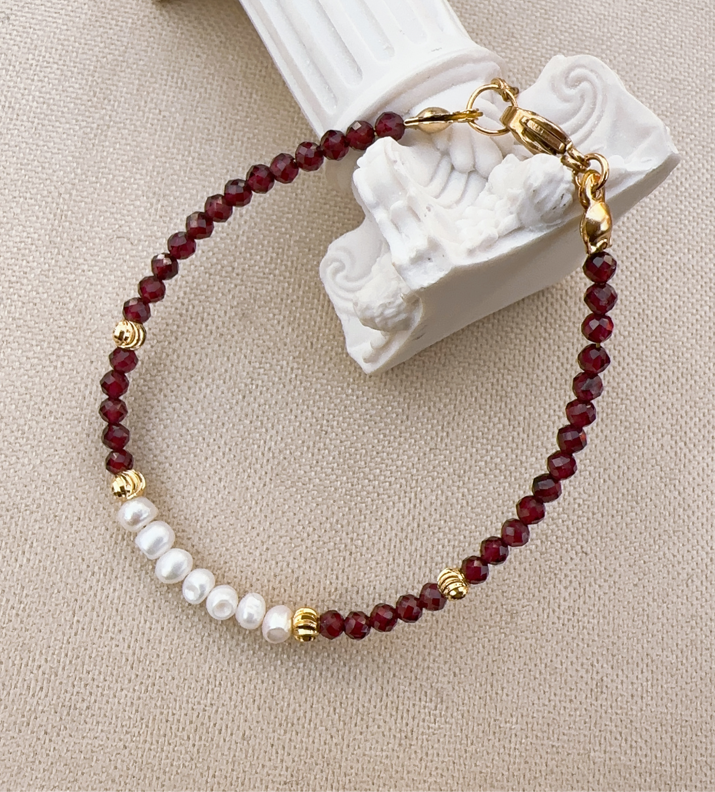 Гривна с камъни Гранат