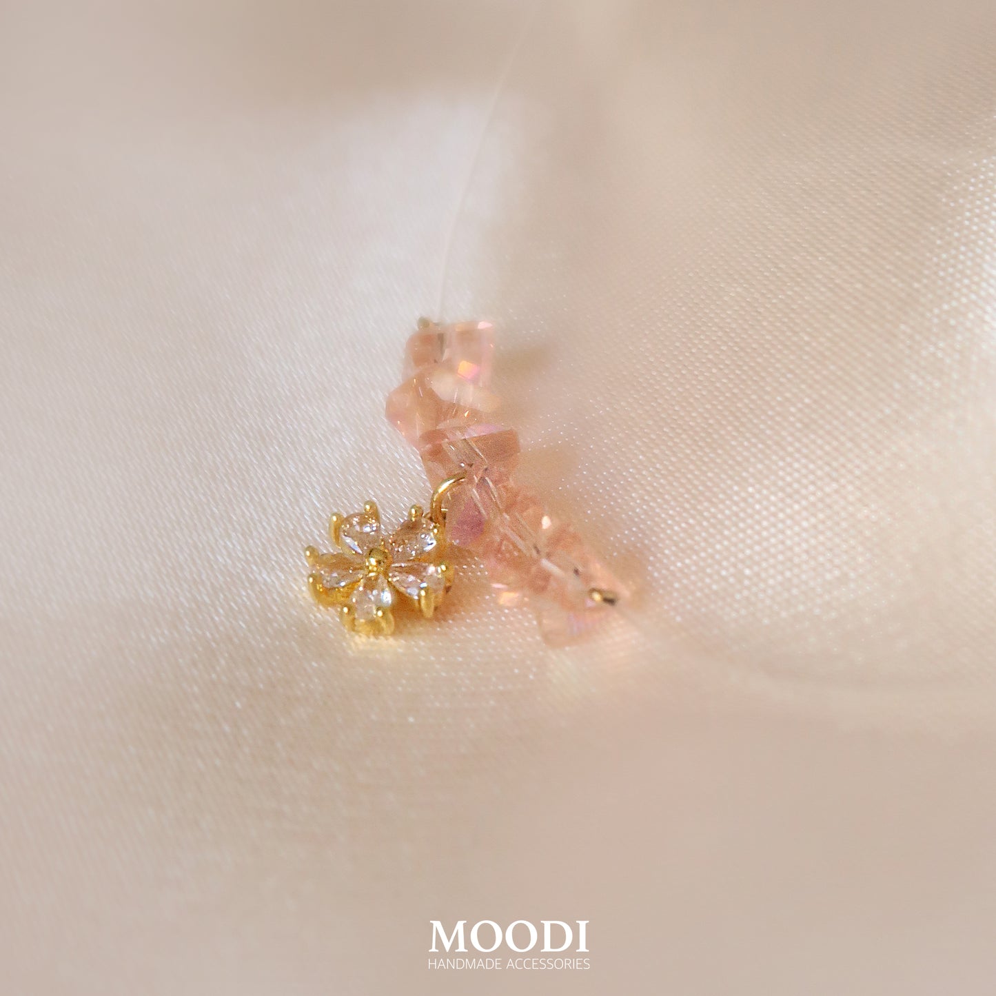 Колие Flowers на прозрачна кордa