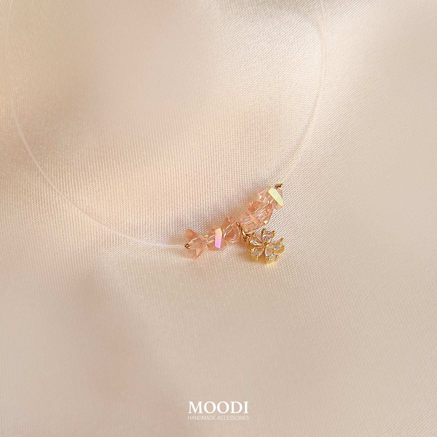 Колие Flowers на прозрачна кордa