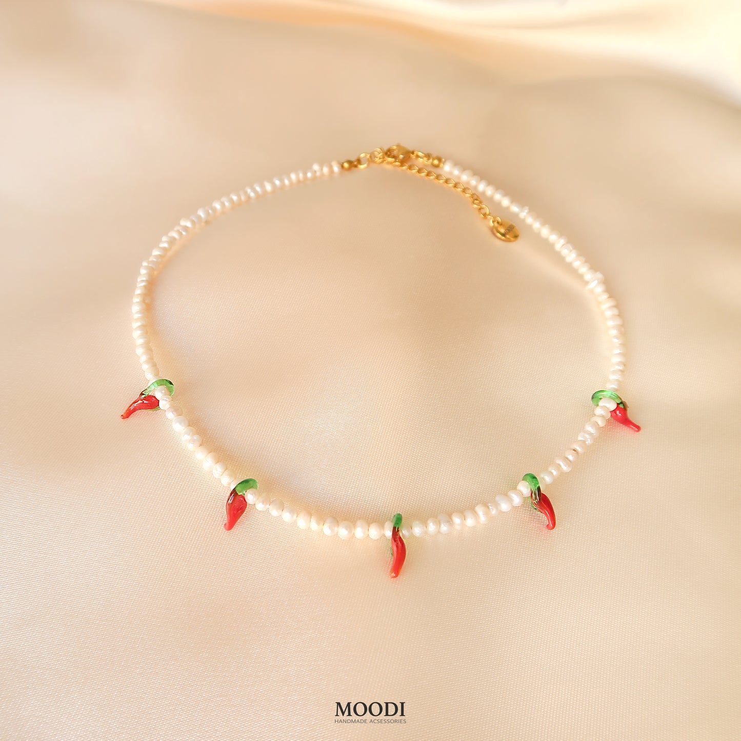 Колие около врата "Hot chili pearls"