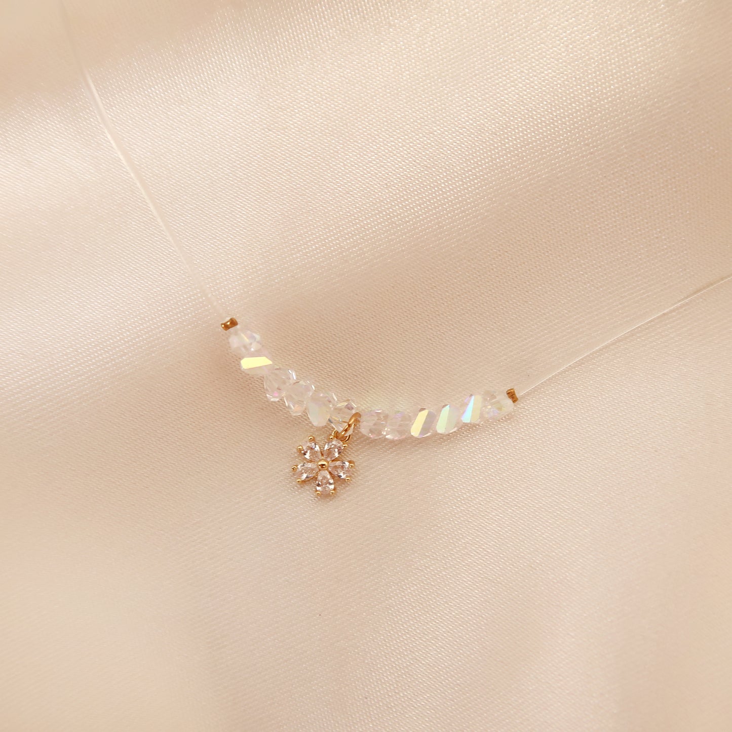 Колие Flowers на прозрачна кордa