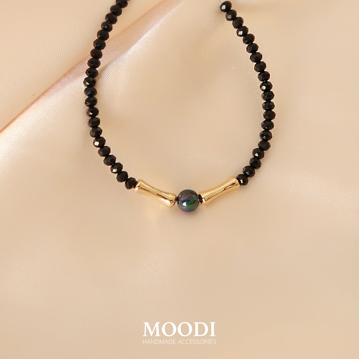 Гривна от Черен Турмалин и седеф