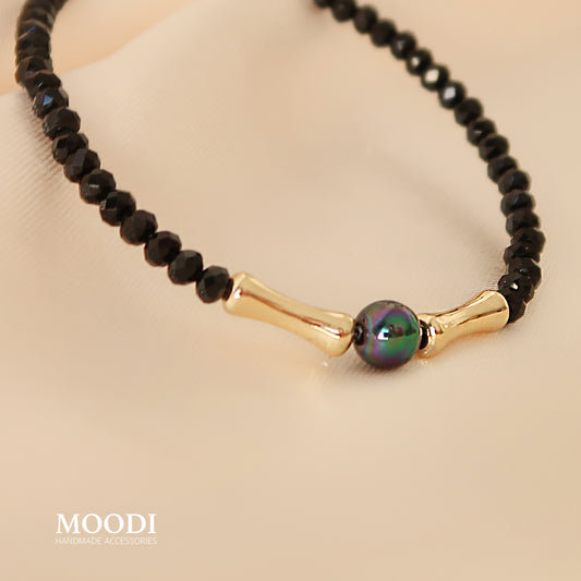 Гривна от Черен Турмалин и седеф