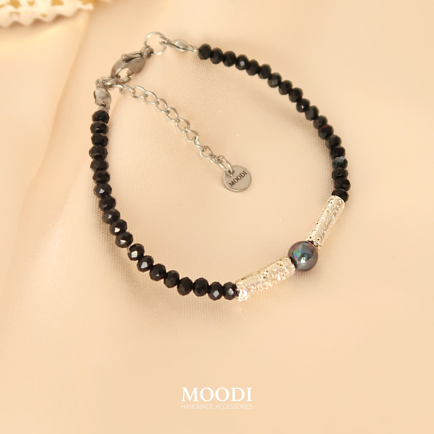 Гривна от Черен Турмалин и седеф