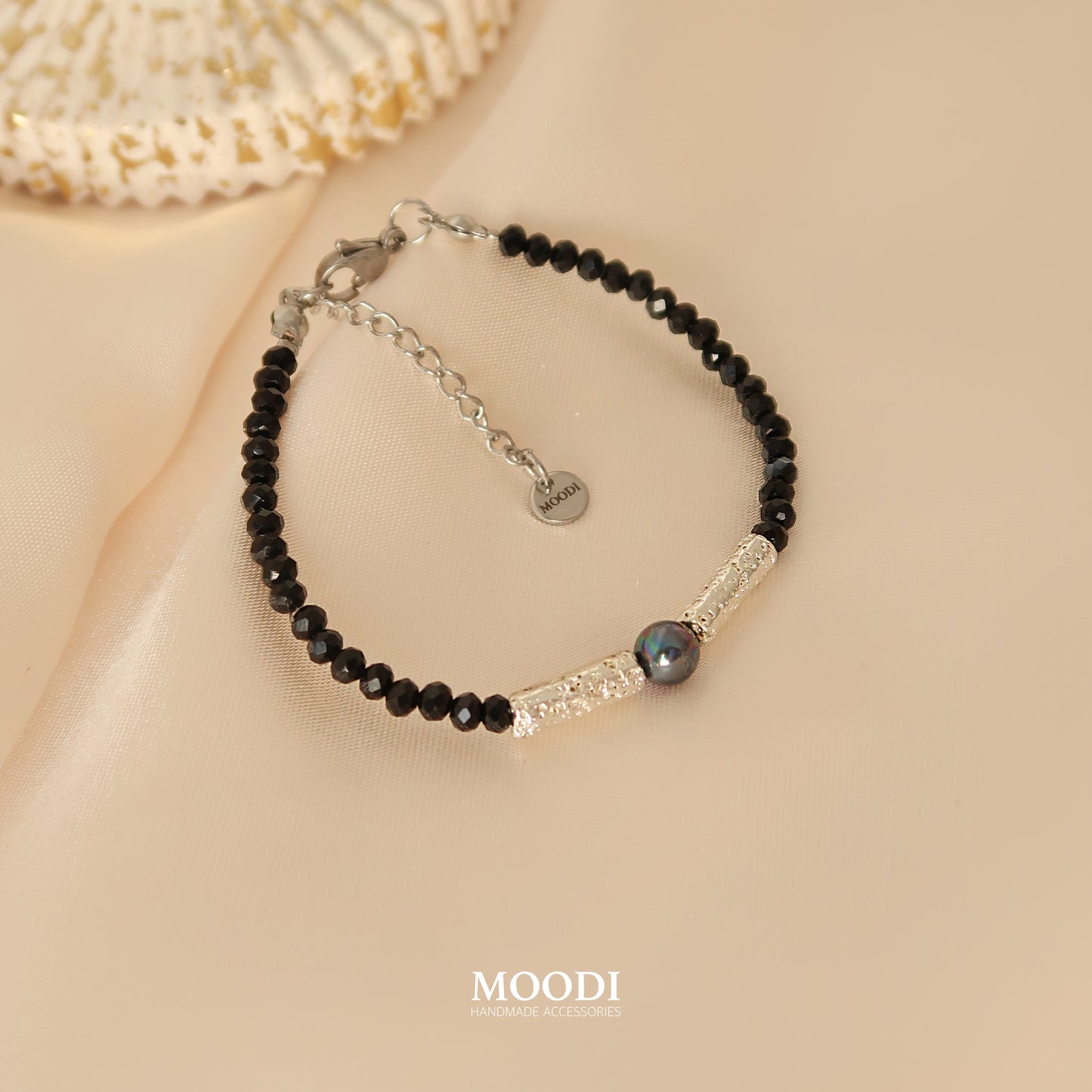 Гривна от Черен Турмалин и седеф