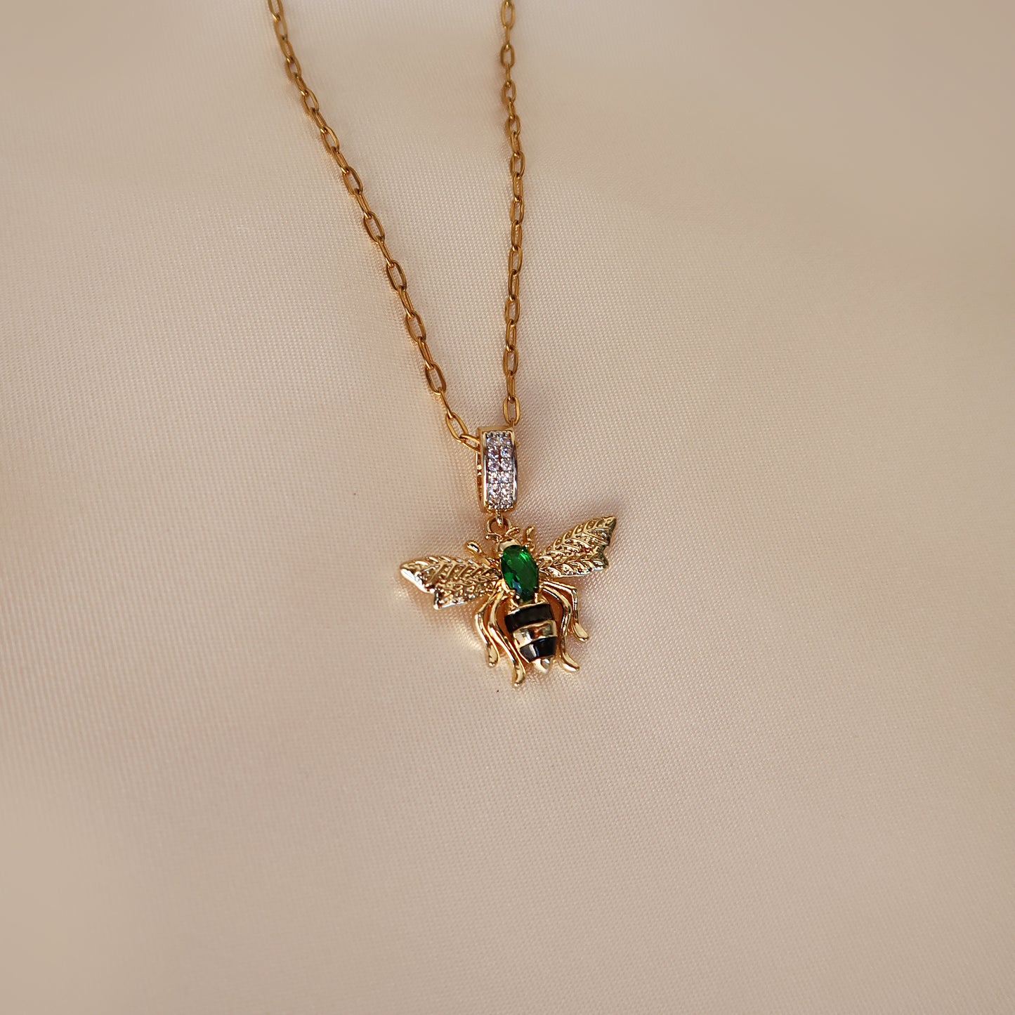 Колие "Bee" Green