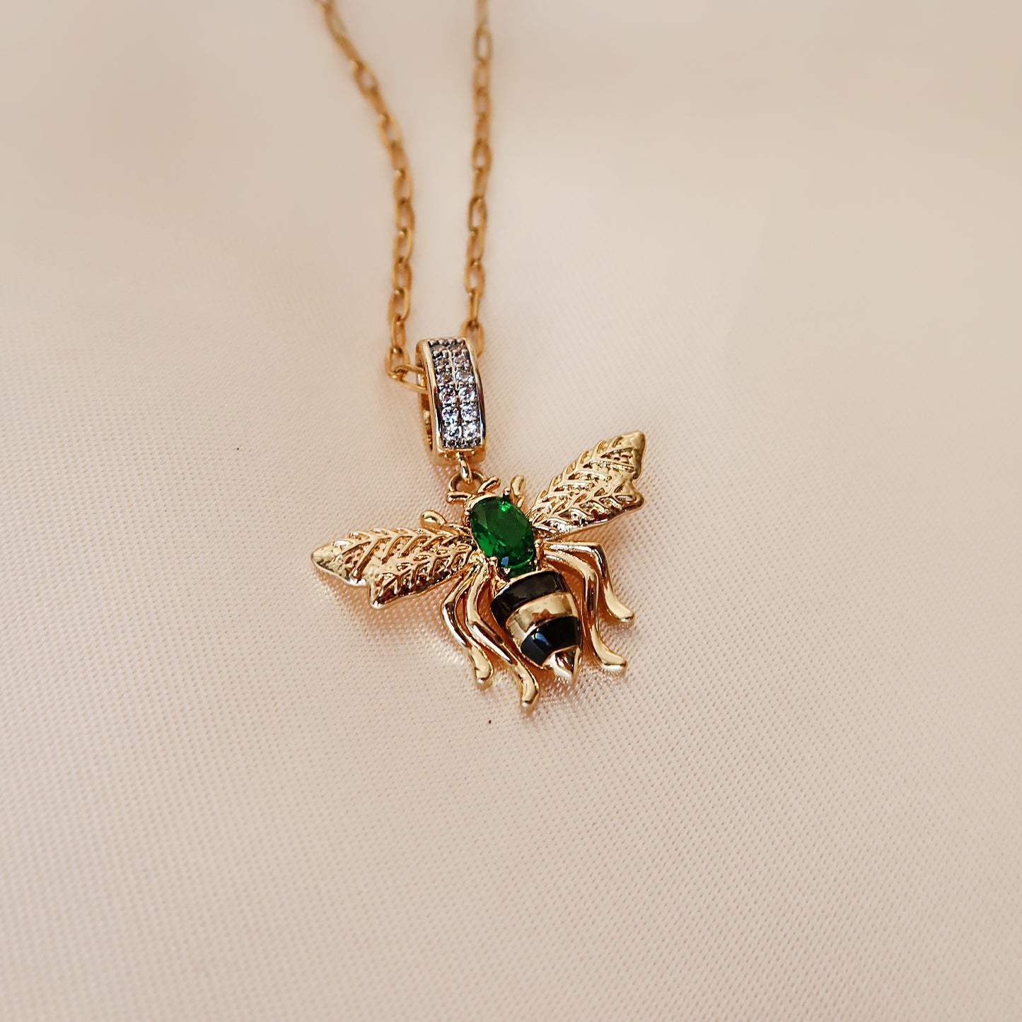 Колие "Bee" Green