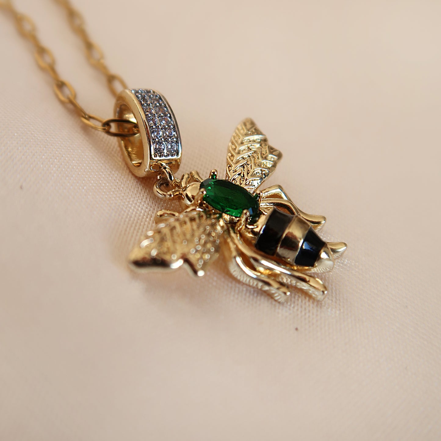 Колие "Bee" Green