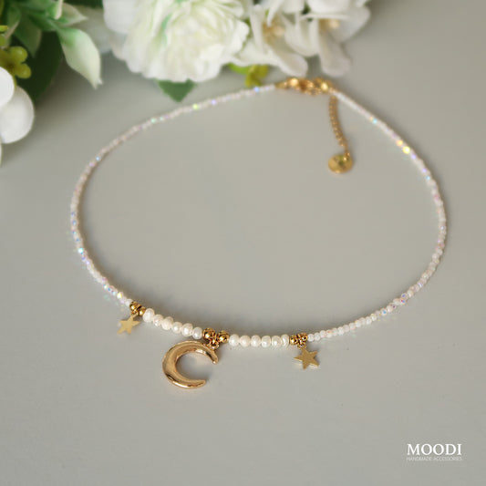 Колие с перли и Луна