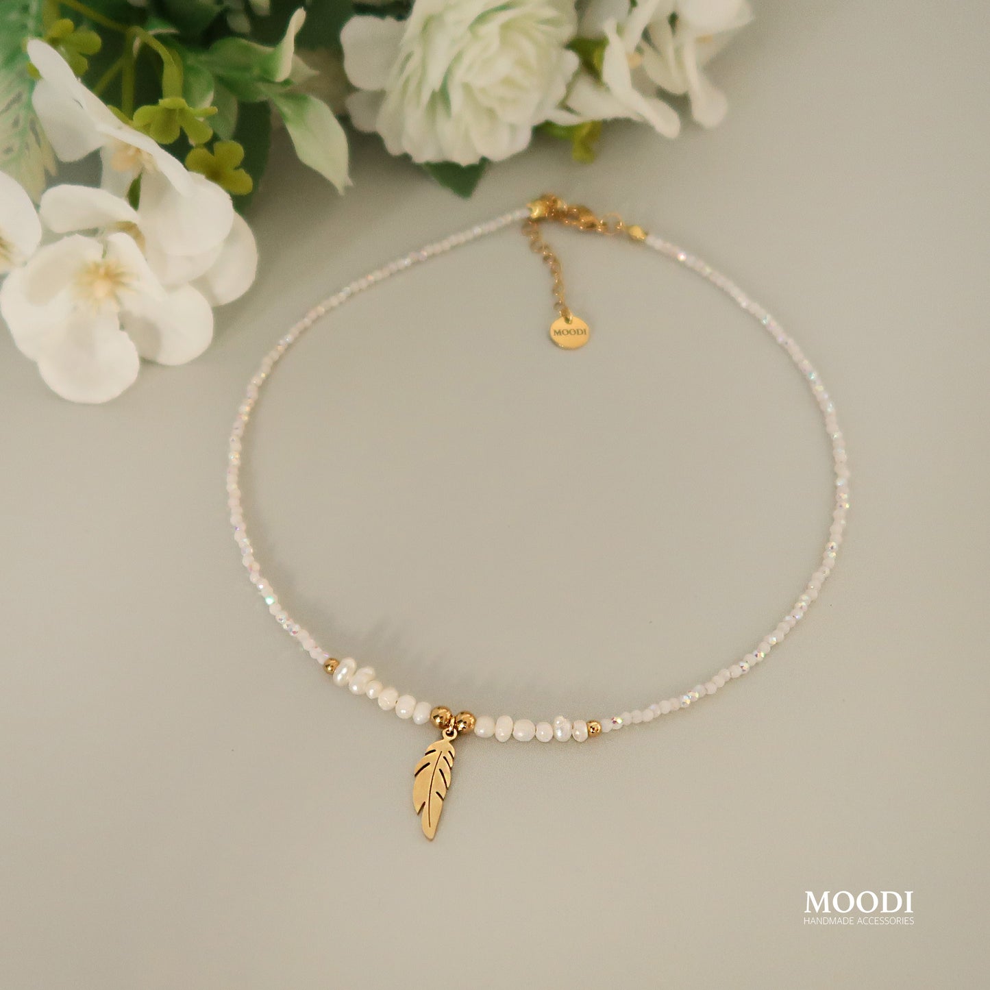 Колие с перли и Перо