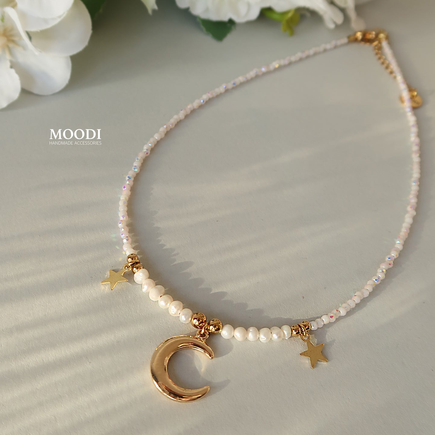 Колие с перли и Луна